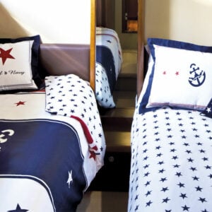 Funda nórdica y funda de almohada de cama individual con diseño marinero y detalles rojos